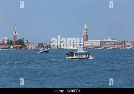 Stadtbild Blick auf der Insel von Venedig in Italien mit der alten Paläste und Türme von der Fähre Vaporetto in italienischer Sprache in t genannt Stockfoto