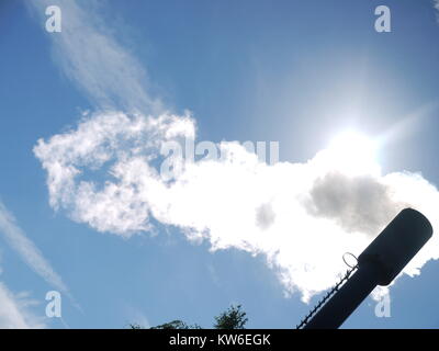industrielle Rauch aus Schornstein am blauen Himmel Stockfoto