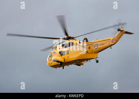 RAF Rettungshubschrauber XZ 588 im Flug. Stockfoto