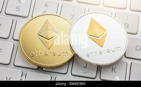 ethereum Münzen auf Tastatur Kryptowährung Konzept Bild Stockfoto