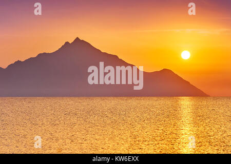 Sonnenaufgang über dem Berg Athos, Chalkidiki oder Chalkidiki, Griechenland Stockfoto