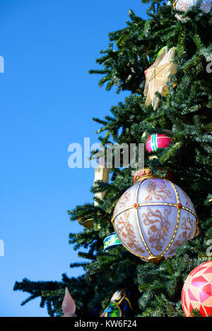 Weihnachtsbaum mit großen Kugeln und Sterndekoration. Immergrün. Klassischer Vintage-Stil Stockfoto
