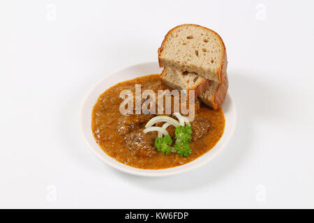 Teller mit frischem Rind Gulasch mit Scheiben Brot Stockfoto