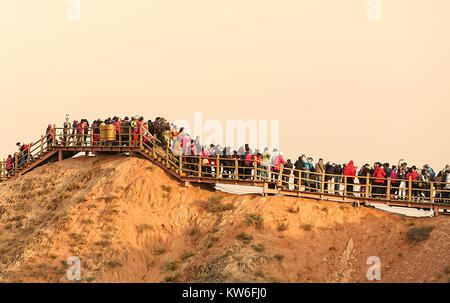 Zhangye, China - Oktober 15,2017: Chinesische Touristen besuchen die Landschaft Der zhangye danxia geologischen Park, China. Stockfoto