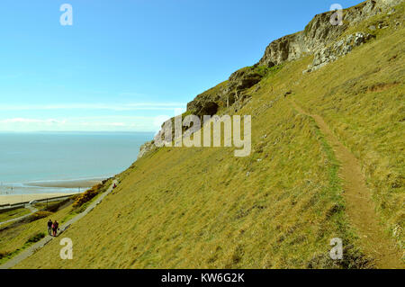 Touristen zu Fuß auf Great Orme in Llandudno, Wales Stockfoto