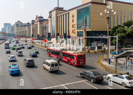 Halifax Downtown - Heavy Traffic langsam auf Bayi Boulevard an der Vorderseite des Jiangxi Provincial Exhibition Centre, ein Wahrzeichen in den 1960er Jahren gebaut. China. Stockfoto