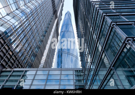 Shanghai Tower, einer der höchsten Wolkenkratzer in Shanghai - Shanghai Tower, durch einen schmalen Raum zwischen den anderen zwei modernen Gebäuden. Stockfoto