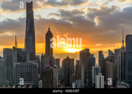 Shanghai - Sonnenuntergang ein Sonnenuntergang Panoramablick auf die Skyline von Shanghai, einschließlich der drei höchsten Wolkenkratzer, im Bezirk Pudong Lujiazui, Shanghai, China. Stockfoto