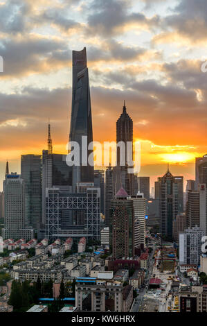 Sonnenuntergang Shanghai - Vertikal - ein Sonnenuntergang Blick auf die drei höchsten Wolkenkratzer der Stadt Shanghai Tower, Shanghai World Financial Center und Jin Mao Tower. Stockfoto