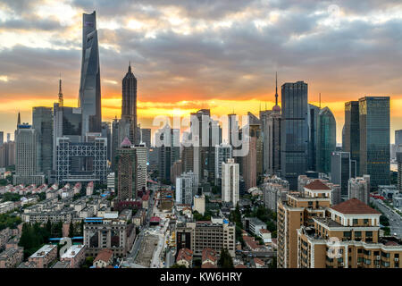 Sonnenuntergang Lujiazui - einen herrlichen Blick auf die Skyline von Shanghai im Finanzviertel Lujiazui, Blick von Osten nach Westen. Pudong, Shanghai, China. Stockfoto