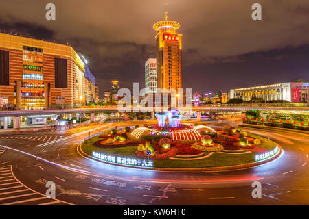 Nacht in Lujiazui Kreisverkehr - Die grüne Insel in der Mitte des Lujiazui Verkehr Kreis ist mit bunten Lichtern und frischen Blumen geschmückt. Shanghai Stockfoto