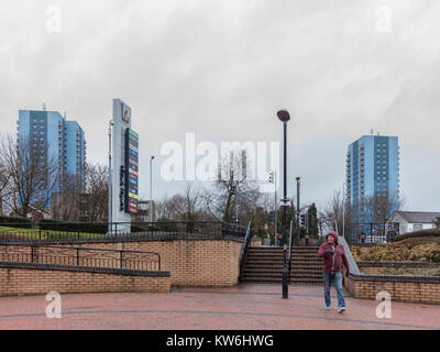 Die Aussicht auf die vom Bentley Brücke Retail Park in Richtung Wodensfield Türme und William Bentley Gericht in Wolverhampton, Großbritannien. Stockfoto