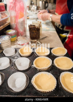 Die Mince Pies: eine Dame machen Mince Pies. Kreise der Teig in Formen in eine Backform legen. 7 von 16 Stockfoto