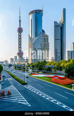 Die moderne Stadt - am späten Nachmittag einen Blick auf die Straße von Century Avenue im Herzen von Lujiazui Financial District, Pudong, Shanghai, China. Stockfoto