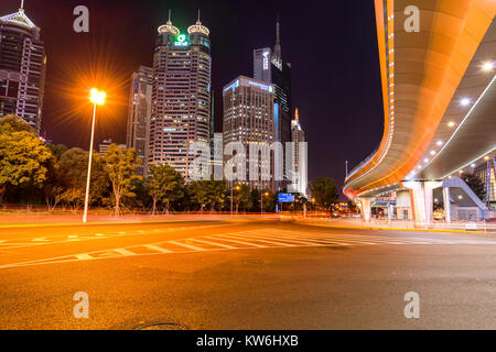 Shanghai Night Street - Grundzüge und helle Nacht Straße von Lujiazui Finanzviertel in Shanghai, China. Stockfoto