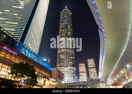 Jin Mao Tower bei Nacht - eine Nahaufnahme eines modernen Glas und Stahl Jin Mao Tower hoch im glitzernden Shanghai Nachthimmel. Shanghai, China. Stockfoto