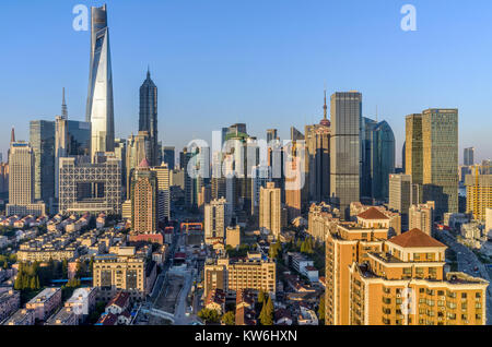 Guten Morgen Shanghai - ein Panorama der frühen Morgensonne strahlend auf die moderne Skyline von Lujiazui in einem klaren sonnigen Herbstmorgen, Shanghai, China. Stockfoto