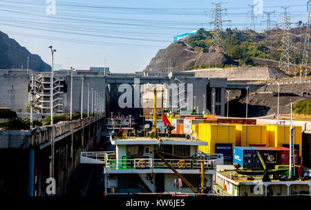 Boote aufgereiht in der niedrigsten Dock bereit für die 4-stündige Fahrt zur obersten Ebene des Jangtse-Flusses in China Stockfoto