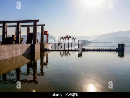 Der Drei-Schluchten-Damm am Yangtze Fluss nach Umzug 1,24 Millionen Menschen und Überschwemmungen 13 Städte, 140 Städten und 1350 Dörfern Stockfoto