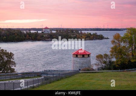 Cathcart Redoubt oder Cathcart Turm und dem East Martello Tower am Fort Henry auf dem St. Lawrence River bei Sonnenaufgang in Kingston, Ontario, Kanada. Stockfoto