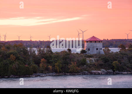 Cathcart Redoubt oder Cathcart Turm auf Cedar Island auf dem St. Lawrence River bei Sonnenaufgang in Kingston, Ontario, Kanada. Stockfoto