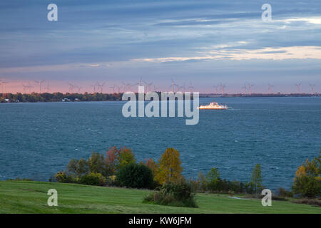 Eine Fähre die St. Lawrence River Crossing bei Sonnenaufgang in Kingston, Ontario, Kanada. Stockfoto