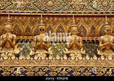 Statuen an der Wand des Tempels im Grand Palace, Bangkok, Thailand Stockfoto