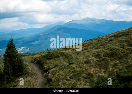 Schmalen Pfad vor dem Hintergrund der Gipfel der Karpaten. Stockfoto