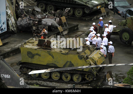 Wrecage der militärischen airplsnes und Touristen in Museum, Hanoi, Vietnam Stockfoto