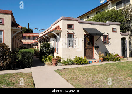 Kleine Apartments im spanischen Stil Wohnung Flachdach auf Vermont Avenue in Los Feliz Nachbarschaft von Los Angeles, Kalifornien USA KATHY DEWITT Stockfoto