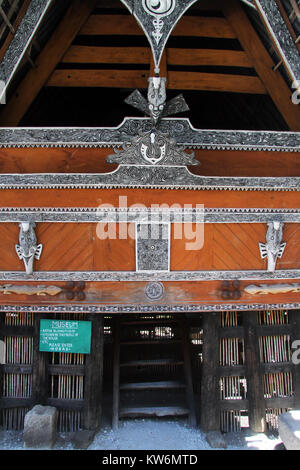 Facede der traditionellen Batak Haus in Ambarita Dorf auf der Insel Samosir, Indonesien Stockfoto