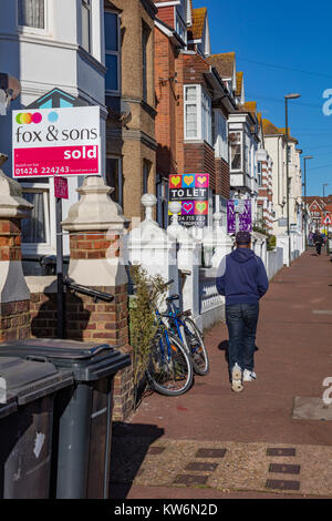 Ein Mann passt Häuser, Wohnungen zu vermieten und zu verkaufen und in Bexhill-on-Sea, East Sussex, Großbritannien verkauft Stockfoto