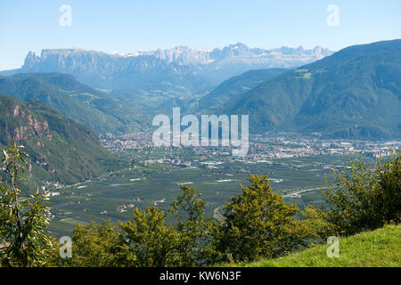 Italien, Trentino-SÃ¼dtirol, Eppan an der Weinstrasse, Gasthaus Lipp mit Blick nach Bozen und in die Dolomiten Stockfoto