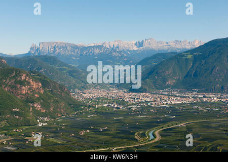 Italien, Trentino-Südtirol, Eppan an der Weinstrasse, Gasthaus Lipp mit Blick nach Bozen und in die Dolomiten Stockfoto