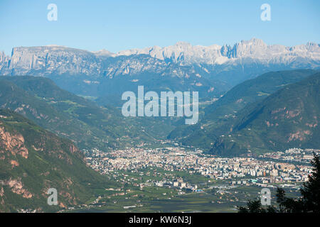 Italien, Trentino-SÃ¼dtirol, Eppan an der Weinstrasse, Gasthaus Lipp mit Blick nach Bozen und in die Dolomiten Stockfoto