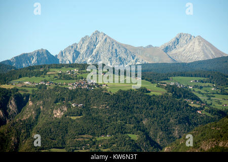 Italien, Trentino-Südtirol, Eppan bei Bozen, Blick vom Gasthaus Lipp über das Etschtal in die gegenüberliegende Berglandschaft Stockfoto