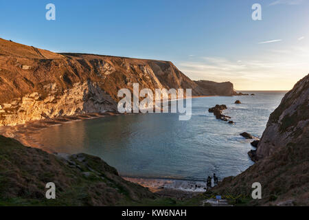 Ein Winter Sun Rise an der Man O' War Strand entlang der Jurassic Coast Stockfoto