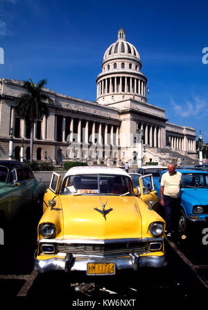 Oldtimer vor Capitolio, Havanna, Kuba Stockfoto