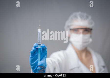 Tolles Konzept von Gesundheit, Krankenhaus, klinische Behandlung, Krankenschwester mit Spritze, Doktor in Gap, Schürze und Handschuh angezogen. Green Eyed Frau. Stockfoto