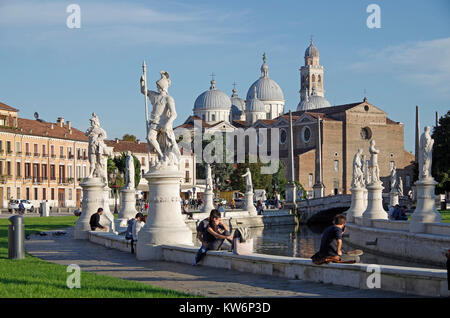 Kunst Installation auf der Giebelseite der alten 4-stöckigen Wohnhaus in Turin, Italien Stockfoto