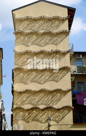 Kunst Installation auf der Giebelseite der alten 4-stöckigen Wohnhaus in Turin, Italien Stockfoto