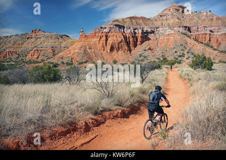 Biker Capitol Peak entlang der Lighthouse Trail Der Palo Duro Canyon State Park von Texas. Stockfoto