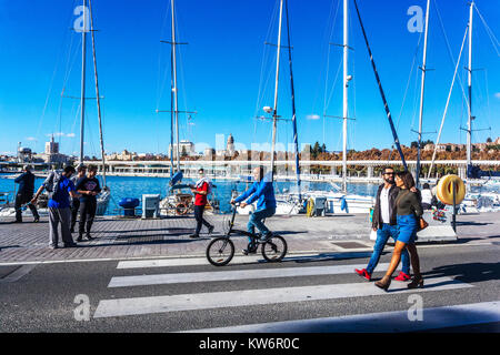 Menschen zu Fuß auf Paseo del Muelle Uno Malaga, moderner Hafen, Malaga Spanien Stockfoto