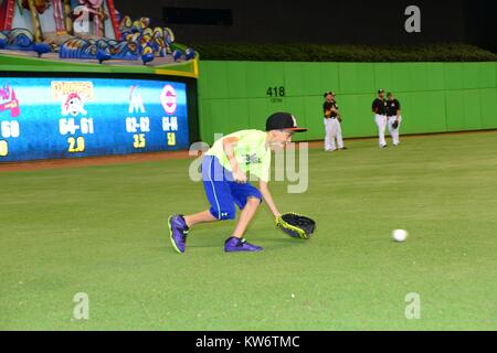 MIAMI, FL - 19. August: (exklusive Deckung) kubanisch-amerikanischen Schauspieler und ehemalige Modell William Levy und sein Sohn Christopher Abgabe genießen Sie eine Nacht gemeinsam auf Marlins Park. Am 19. August 2014 in Miami, Florida. Personen: Christopher Abgabe Stockfoto