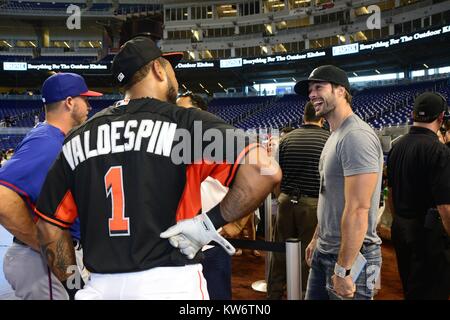 MIAMI, FL - 19. August: (exklusive Deckung) kubanisch-amerikanischen Schauspieler und ehemalige Modell William Levy und sein Sohn Christopher Abgabe genießen Sie eine Nacht zusammen an der Marlins Park. Am 19. August 2014 in Miami, Florida. Personen: William Abgabe Stockfoto