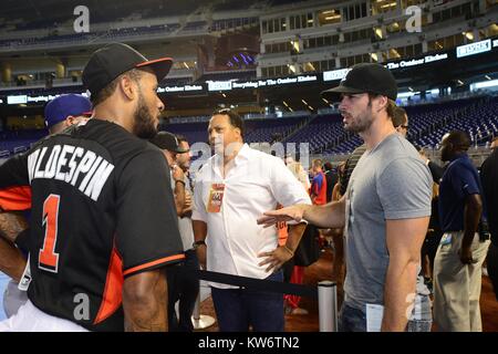 MIAMI, FL - 19. August: (exklusive Deckung) kubanisch-amerikanischen Schauspieler und ehemalige Modell William Levy und sein Sohn Christopher Abgabe genießen Sie eine Nacht zusammen an der Marlins Park. Am 19. August 2014 in Miami, Florida. Personen: William Abgabe Stockfoto