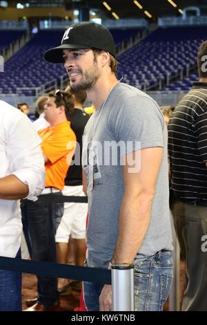 MIAMI, FL - 19. August: (exklusive Deckung) kubanisch-amerikanischen Schauspieler und ehemalige Modell William Levy und sein Sohn Christopher Abgabe genießen Sie eine Nacht zusammen an der Marlins Park. Am 19. August 2014 in Miami, Florida. Personen: William Abgabe Stockfoto