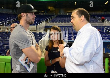 MIAMI, FL - 19. August: (exklusive Deckung) kubanisch-amerikanischen Schauspieler und ehemalige Modell William Levy und sein Sohn Christopher Abgabe genießen Sie eine Nacht zusammen an der Marlins Park. Am 19. August 2014 in Miami, Florida. Personen: William Abgabe Stockfoto