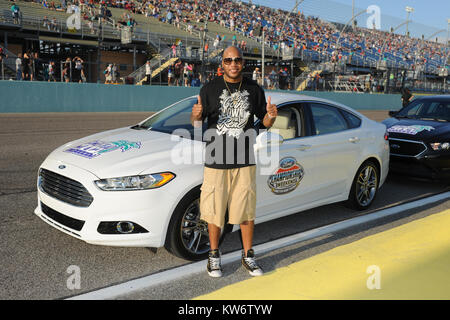 HOMESTEAD, FL - 15. NOVEMBER: Flo Rida und Arabella Jones sind während der NASCAR Nationwide Series Ford EcoBoost 300 bei Homestead-Miami Speedway gesichtet am 15. November 2014 in Homestead, Florida. Personen: Flo Rida Stockfoto