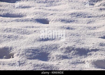 Weißer Schnee pur Textur, Hintergrund von frischem Schnee Textur, raue schneebedeckten Oberfläche Stockfoto